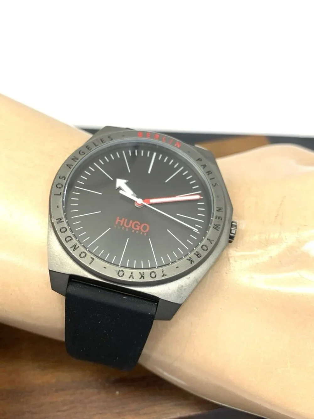 Hugo Boss Men's Watch 1530104 Quartz Black Dial Gray Steel Case Rubber Band 44mm